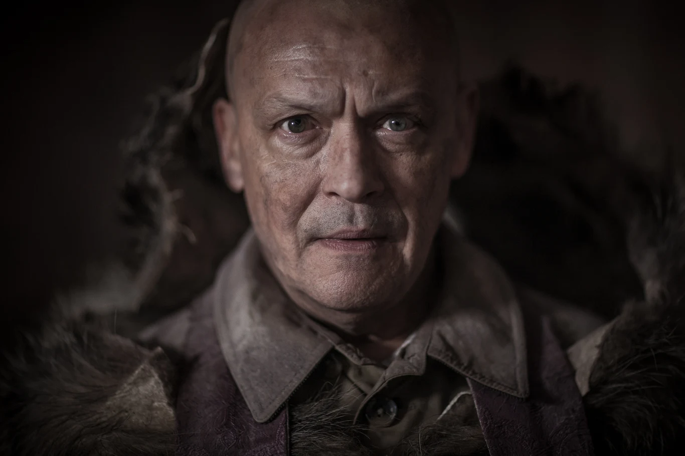 W tym samym momencie z więzienia, po kilkuletnim wyroku, wychodzi Dario (Jan Frycz), gangster starej daty. W tym samym momencie z więzienia, po kilkuletnim wyroku, wychodzi Dario (Jan Frycz), gangster starej daty.