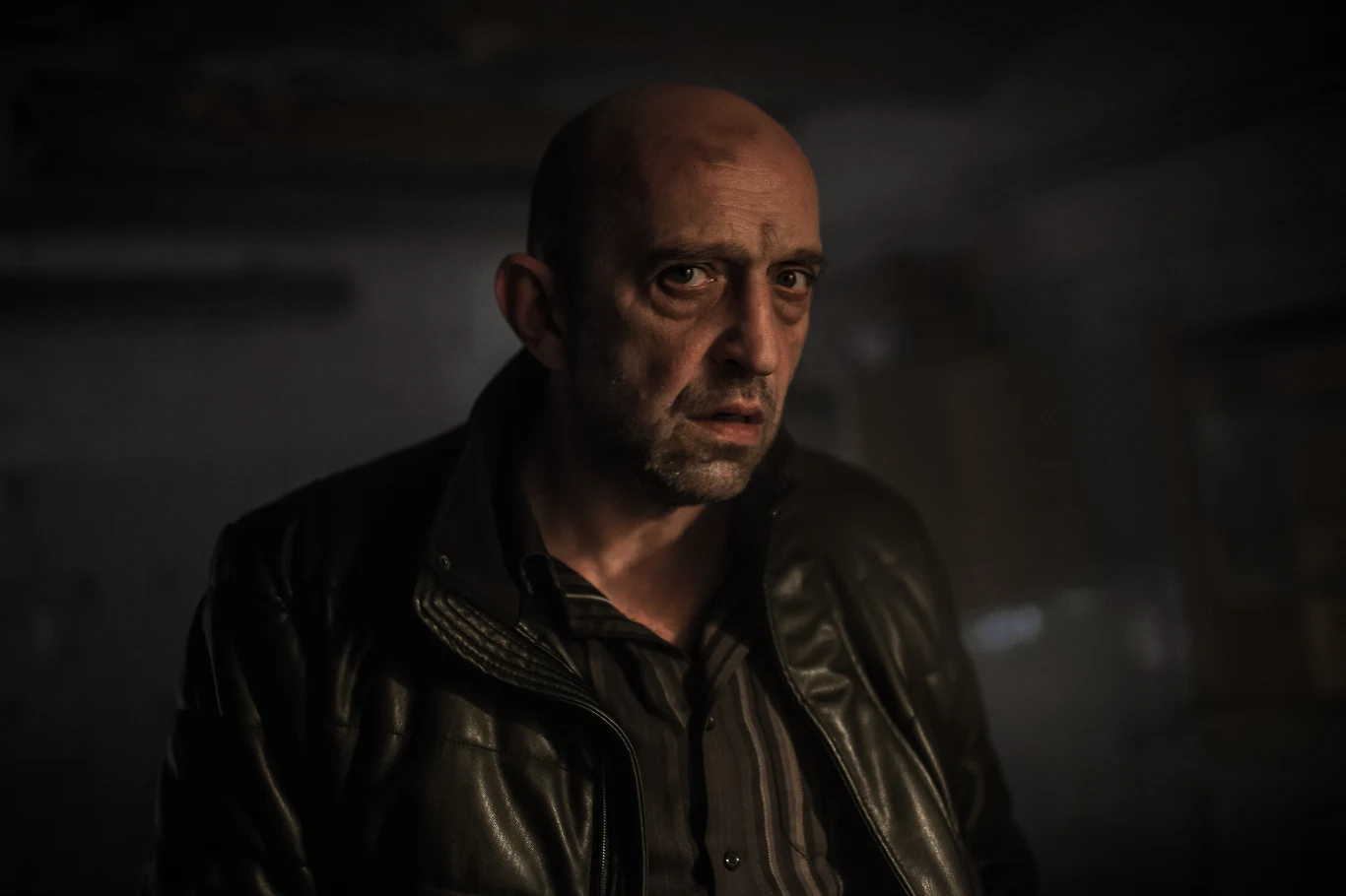 Kuba obraca się w gronie lokalnych gangsterów dowodzonych przez Stryja (Janusz Chabior). Kuba obraca się w gronie lokalnych gangsterów dowodzonych przez Stryja (Janusz Chabior).