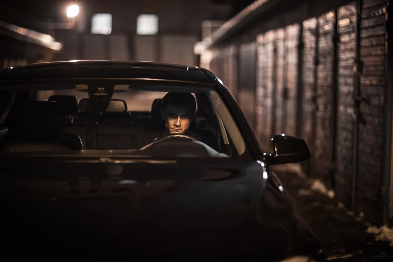 "Ślepnąc od świateł" to thriller neo-noir podzielony na rozdziały stanowiące integralną całość. To próba pokazania świata, w którym wszelkie zasady zostały odrzucone, wartości przepadły i wszystko dryfuje w pustkę - mówi o projekcie reżyser Krzysztof Skonieczny. "Ślepnąc od świateł" to thriller neo-noir podzielony na rozdziały stanowiące integralną całość. To próba pokazania świata, w którym wszelkie zasady zostały odrzucone, wartości przepadły i wszystko dryfuje w pustkę - mówi o projekcie reżyser Krzysztof Skonieczny.