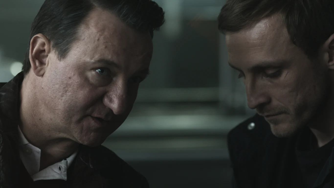 "Ślepnąc od świateł" powstało na podstawie bestsellerowej powieści Jakuba Żulczyka. Całość serialu wyreżyserował Krzysztof Skonieczny, twórca "Hardkor Disko". "Ślepnąc od świateł" powstało na podstawie bestsellerowej powieści Jakuba Żulczyka. Całość serialu wyreżyserował Krzysztof Skonieczny, twórca "Hardkor Disko".