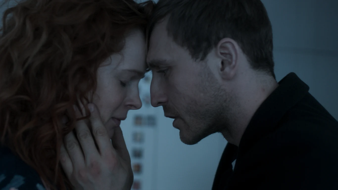 - To historia o tym, że można próbować uciekać, jednak najtrudniej jest uciec od siebie, a każda podjęta próba prowadzi do konfrontacji z naszą przeszłością. To opowieść o złudzeniu istnienia naprawdę i posiadania pełnej kontroli nad swoim życiem - dodaje reżyser serialu. - To historia o tym, że można próbować uciekać, jednak najtrudniej jest uciec od siebie, a każda podjęta próba prowadzi do konfrontacji z naszą przeszłością. To opowieść o złudzeniu istnienia naprawdę i posiadania pełnej kontroli nad swoim życiem - dodaje reżyser serialu.