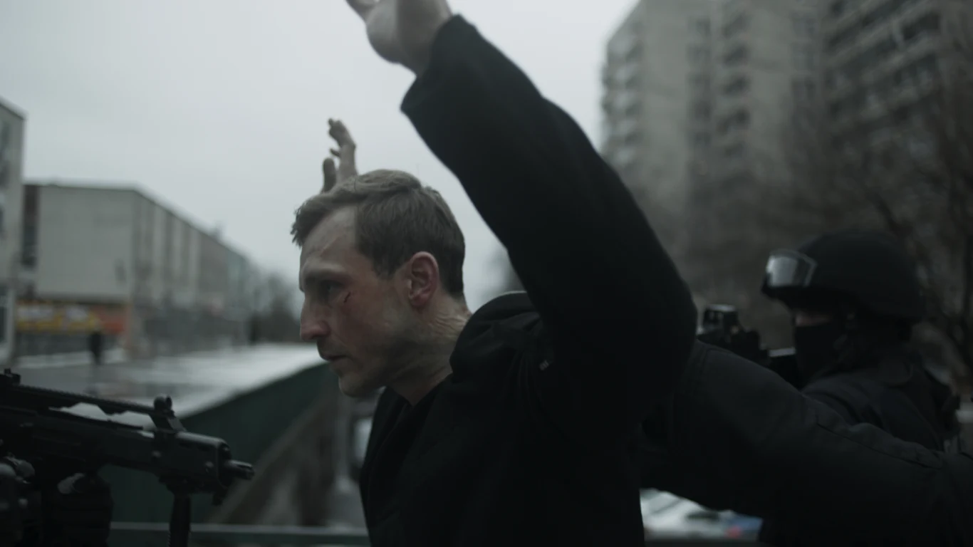 "Ślepnąc od świateł" to ośmioodcinkowa opowieść o siedmiu dniach z życia kokainowego dilera, którego perfekcyjnie poukładane życie zaczyna zmieniać się w chaos, a on sam staje w obliczu konieczności dokonania najważniejszych życiowych wyborów i zderzenia się z prawdą o sobie. "Ślepnąc od świateł" to ośmioodcinkowa opowieść o siedmiu dniach z życia kokainowego dilera, którego perfekcyjnie poukładane życie zaczyna zmieniać się w chaos, a on sam staje w obliczu konieczności dokonania najważniejszych życiowych wyborów i zderzenia się z prawdą o sobie.