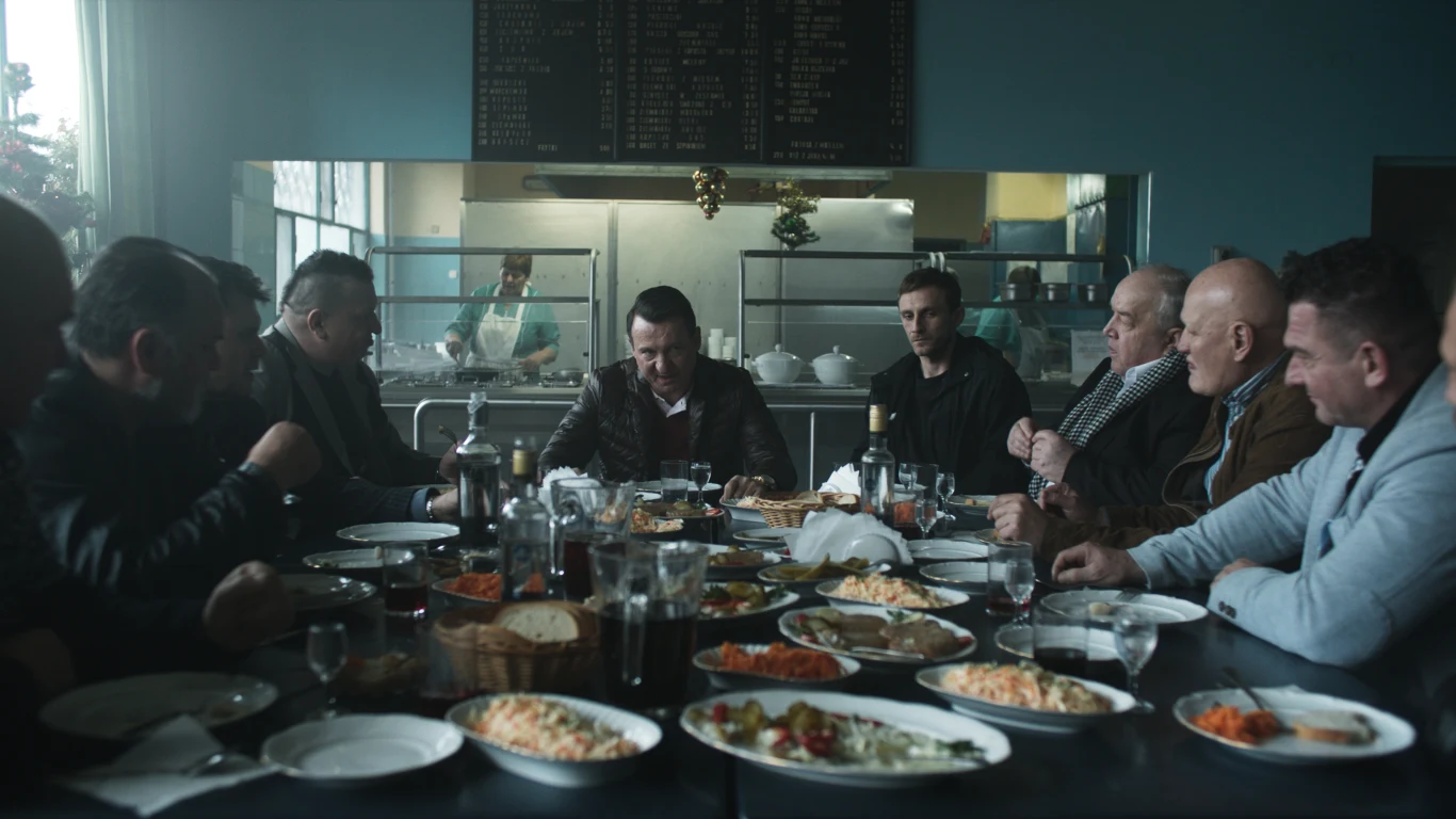 Szefem dilerskiej grupy jest Jacek (Robert Więckiewicz). Szefem dilerskiej grupy jest Jacek (Robert Więckiewicz).