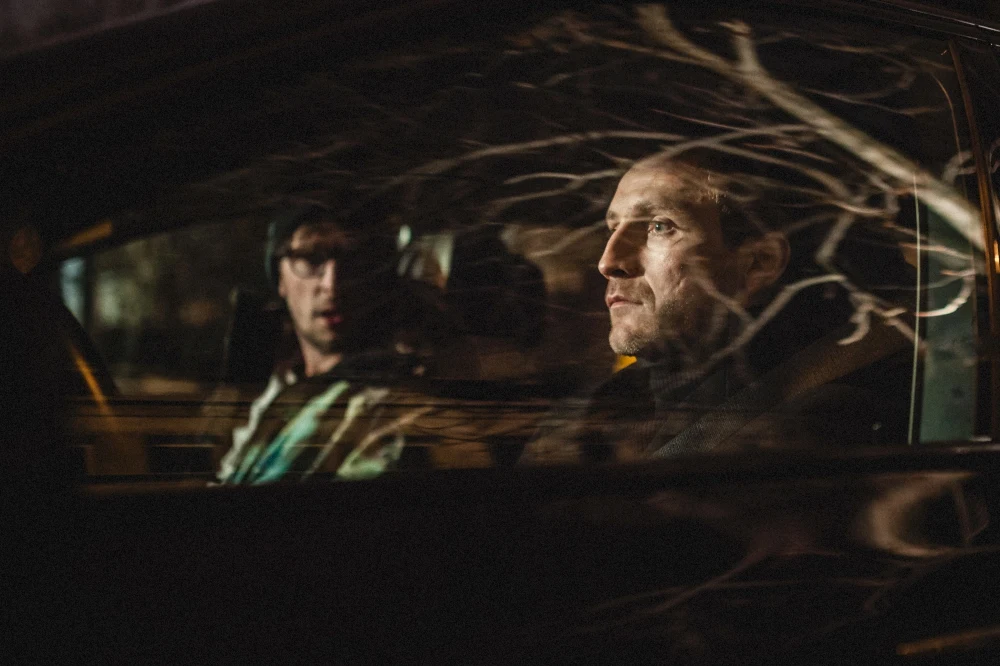 Kuba (debiutujący Kamil Nożyński) to znany warszawski diler kokainy. Jest perfekcjonistą i outsiderem. Lubi mieć wszystko pod kontrolą - włącznie ze swoim dokładnie przemyślanym i zaplanowanym wizerunkiem. Jest zagadką dla otoczenia - to, co widzą inni to jedynie przystojna twarz, ekskluzywne ubrania, drogi samochód. Kuba (debiutujący Kamil Nożyński) to znany warszawski diler kokainy. Jest perfekcjonistą i outsiderem. Lubi mieć wszystko pod kontrolą - włącznie ze swoim dokładnie przemyślanym i zaplanowanym wizerunkiem. Jest zagadką dla otoczenia - to, co widzą inni to jedynie przystojna twarz, ekskluzywne ubrania, drogi samochód.