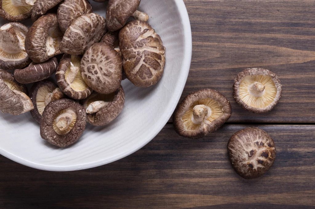 Grzyby shiitake działają wspomagająco w chemioterapii, bo hamują rozrost guzów.