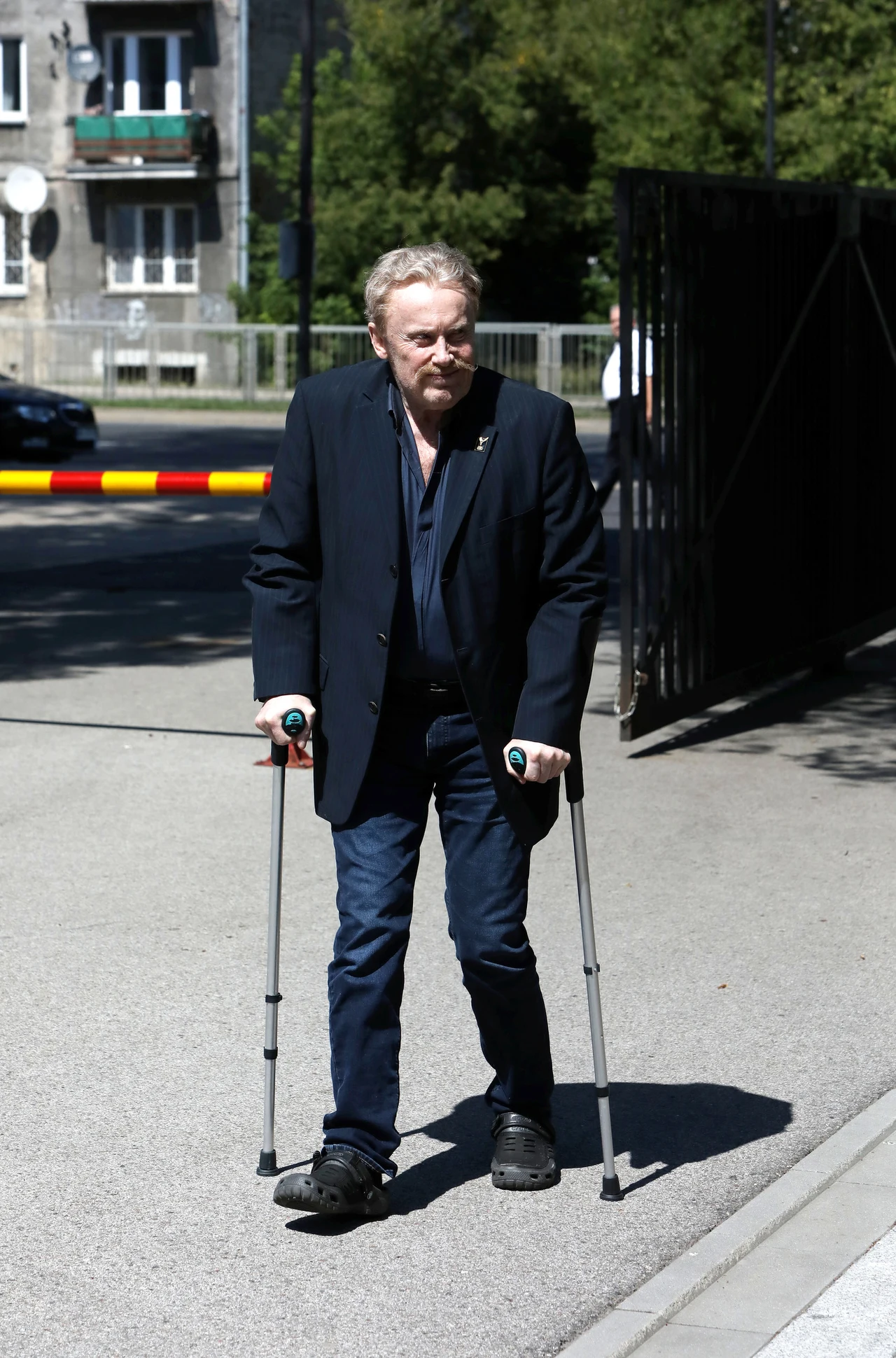 Daniel Olbrychski porusza się o kulach Daniel Olbrychski porusza się o kulach