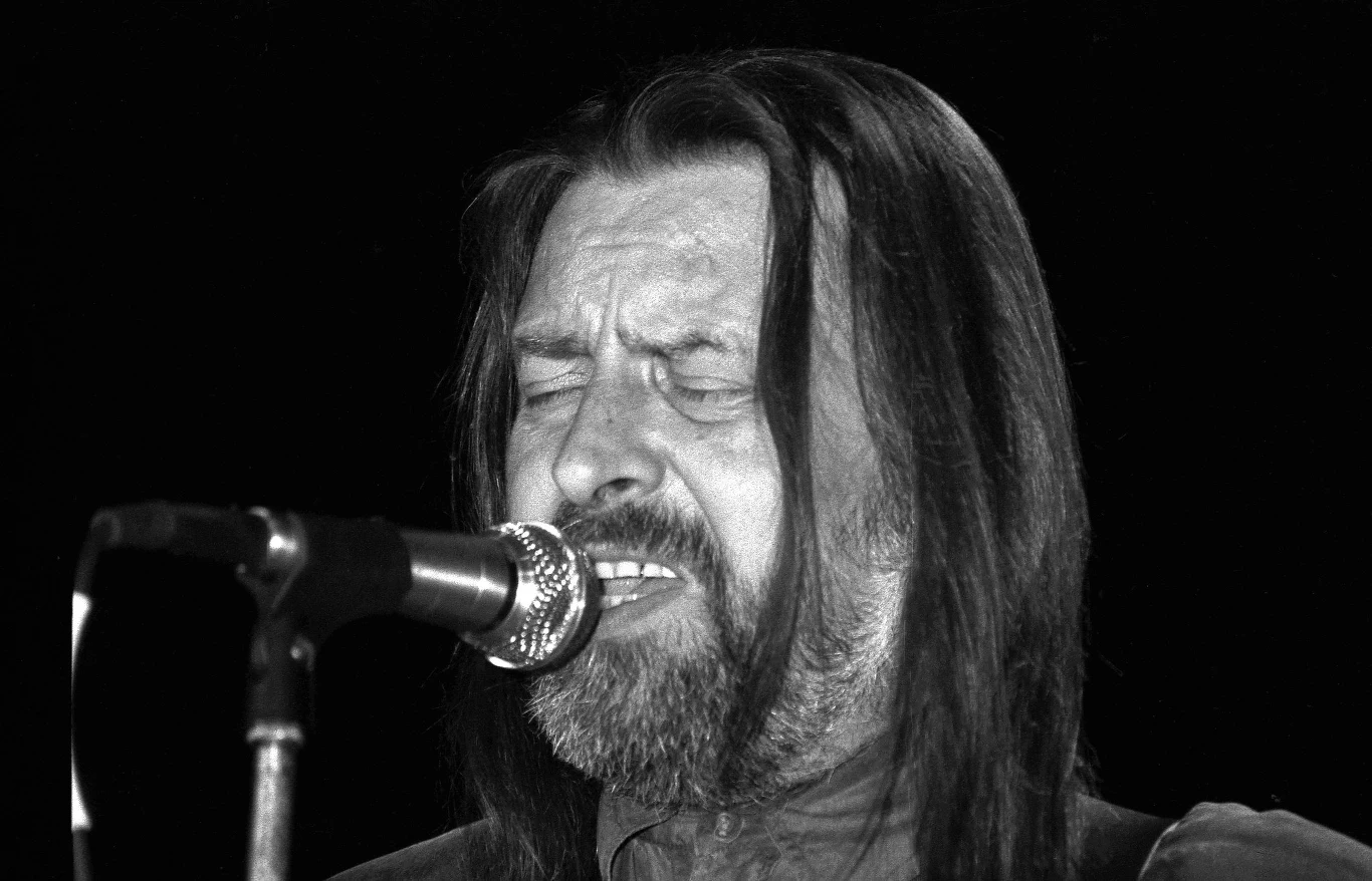 Urodzony 26 sierpnia 1943 roku Tadeusz Nalepa – kompozytor, gitarzysta, wokalista i autor tekstów – rozpoczął swoją karierę w 1963 roku, gdy wraz z późniejszą żoną Mirą Kubasińską (ślub wzięli w 1964 roku) dostał wyróżnienie w kategorii duetów na II Festiwalu Młodych Talentów w Szczecinie. Dwa lata później założył zespół Blackout, którego pierwszy występ odbył się 3 września 1965 roku w rzeszowskim klubie Łącznościowiec.