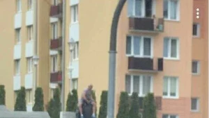 ​Kraśnik: Mężczyzna usiadł na pomniku Lecha Kaczyńskiego. Szuka go policja