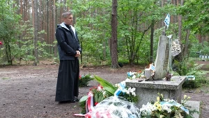 Ksiądz Jaroslaw Stefaniak podczas obchodów 77. rocznicy zagłady Żydów z Tykocina odbyły się w miejscu tragedii - w Lesie Łopuchowskim