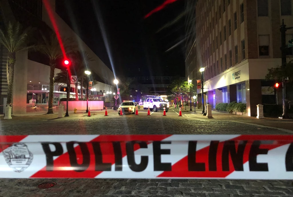 Policja na ten moment nie ujawnia, co skłoniło napastnika do ataku
