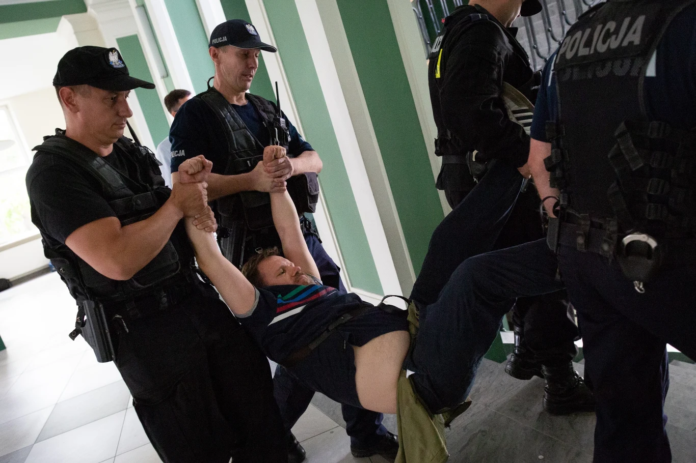 Policja wynosi protestujących z gmachu KRS