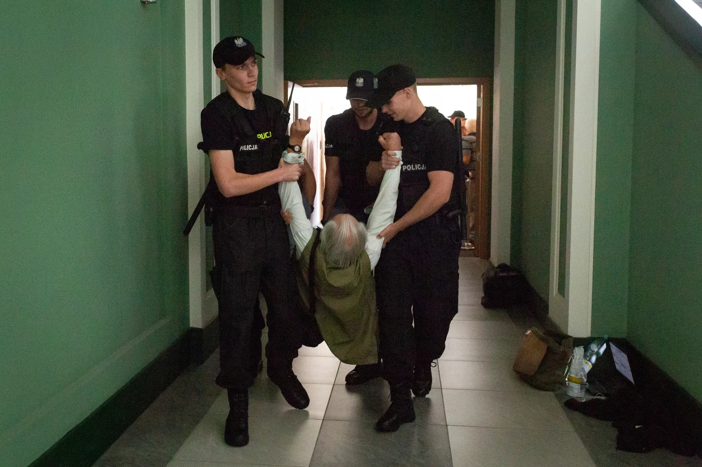 Policja wynosi protestujących z gmachu KRS