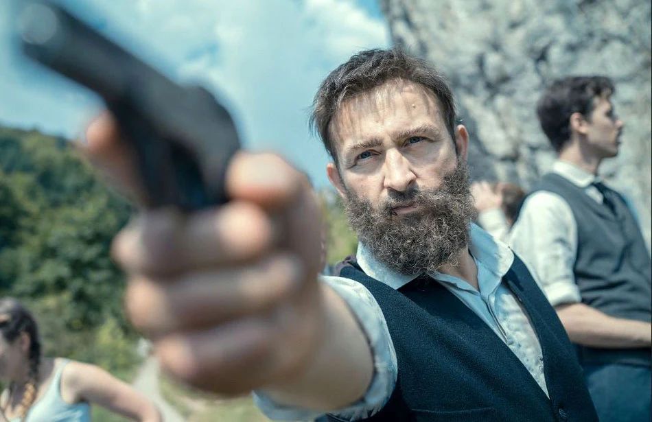 - "Piłsudski" to przede wszystkim opowieść o człowieku - skomplikowanym, natchnionym, upartym. O jego życiowych wyborach - nie zawsze właściwych, o desperackiej potrzebie działania, o podróży ze szczytu w przepaść - pozornie bez możliwości powrotu. Będzie to film pełen zwrotów akcji, z wyrazistym, idącym krok przed wszystkimi bohaterem - mówi reżyser Michał Rosa.