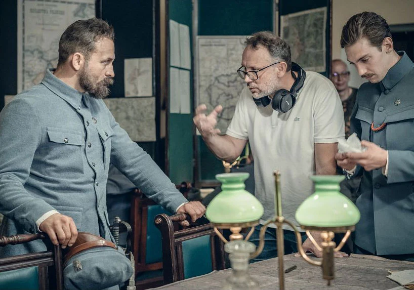 Film "Piłsudski" w reżyserii Michała Rosy trafi na ekrany 13 września 2019. W tytułowej roli marszałka zobaczymy Borysa Szyca.

- Kiedy pojawił się pomysł, żeby obsadzić Borysa Szyca, przyznaję, miałem duże wątpliwości. Jednak po kilku rozmowach oraz po pierwszej charakteryzacji zobaczyłem w nim bohatera, którego szukałem. Borys na planie jest Józefem Piłsudskim - mówi reżyser Michał Rosa.