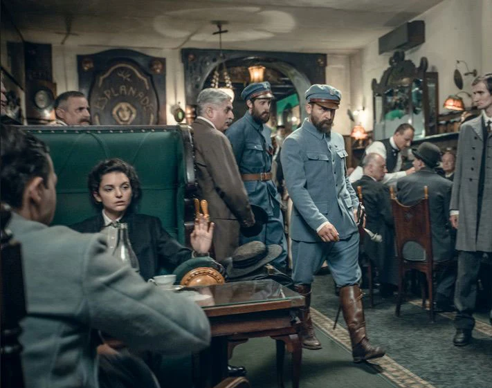  Mam nadzieję, że "Piłsudski" stanie się przyczynkiem do refleksji nad trudem odzyskiwania niepodległości. Trudem. Oto wobec wielkich graczy w Europie, sił jawnych i ukrytych, opcji internacjonalistycznych z jednej strony i ugodowych z drugiej, w 1918 zdarzyło się coś, co nie miało prawa się wydarzyć. Dzięki człowiekowi, który w swojej walce o niepodległość bywał bardzo samotny i zapłacił za nią wysoką cenę - dodaje reżyser.