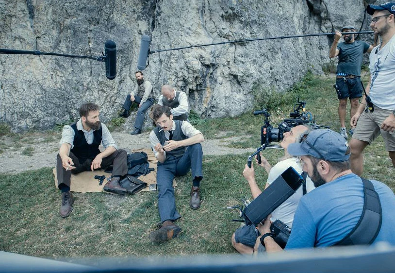 "Piłsudski" rozpoczyna się w 1901 roku, w szpitalu psychiatrycznym w rosyjskim zaborze. Jednym z pacjentów jest więzień polityczny - Józef Piłsudski (Borys Szyc). Polskie podziemie niepodległościowe przygotowuje ucieczkę słynnego już działacza. Piłsudski zostaje uwolniony, nie dane mu będzie jednak rodzinne szczęście u boku żony (Magdalena Boczarska). Kolejne burzliwe lata naznaczone będą rewolucyjnymi wydarzeniami, przemocą i zdradą. Piłsudski musi manewrować na grząskim gruncie - między  zachowawczą biernością Polskiej Partii Socjalistycznej a agresją wobec zaborców, skutkującą odwetem. Zbliża się rok 1914, a wraz z nim szansa na niepodległą Polskę.