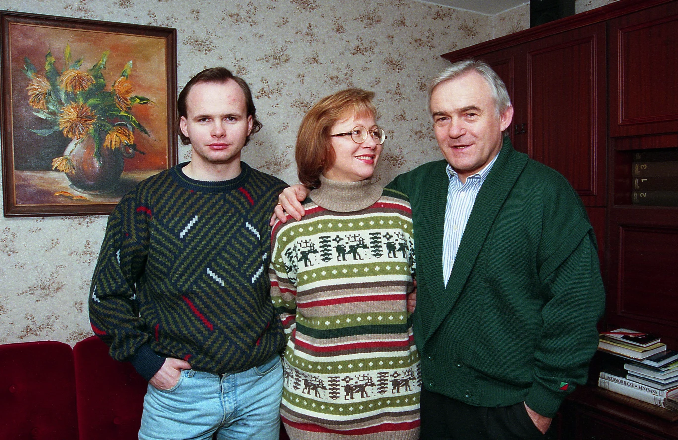 Leszek Miller z żoną i synem (1995 r.) Leszek Miller z żoną i synem (1995 r.)