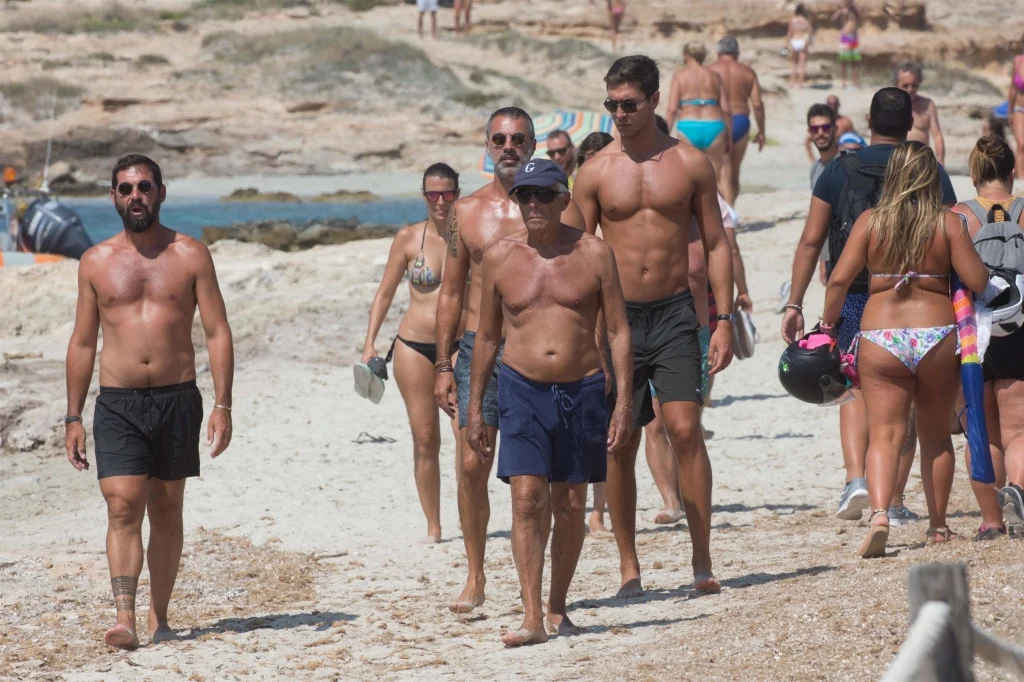 Giorgio Armani z przyjaciółmi Giorgio Armani z przyjaciółmi