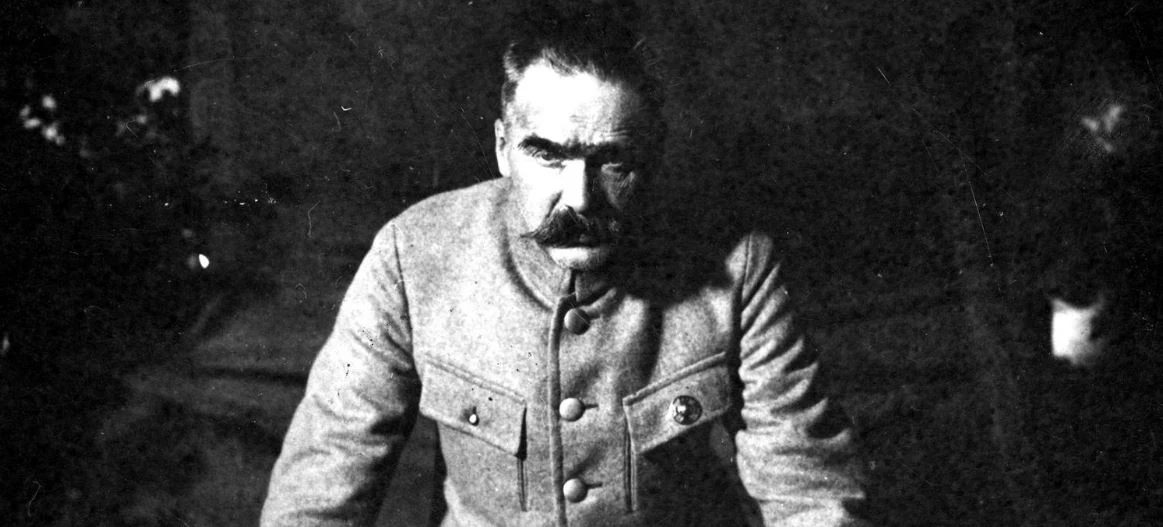 Józef Piłsudzki Józef Piłsudski w mundurze wojskowym, postać kluczowa przewrotu majowego w 1926 roku.