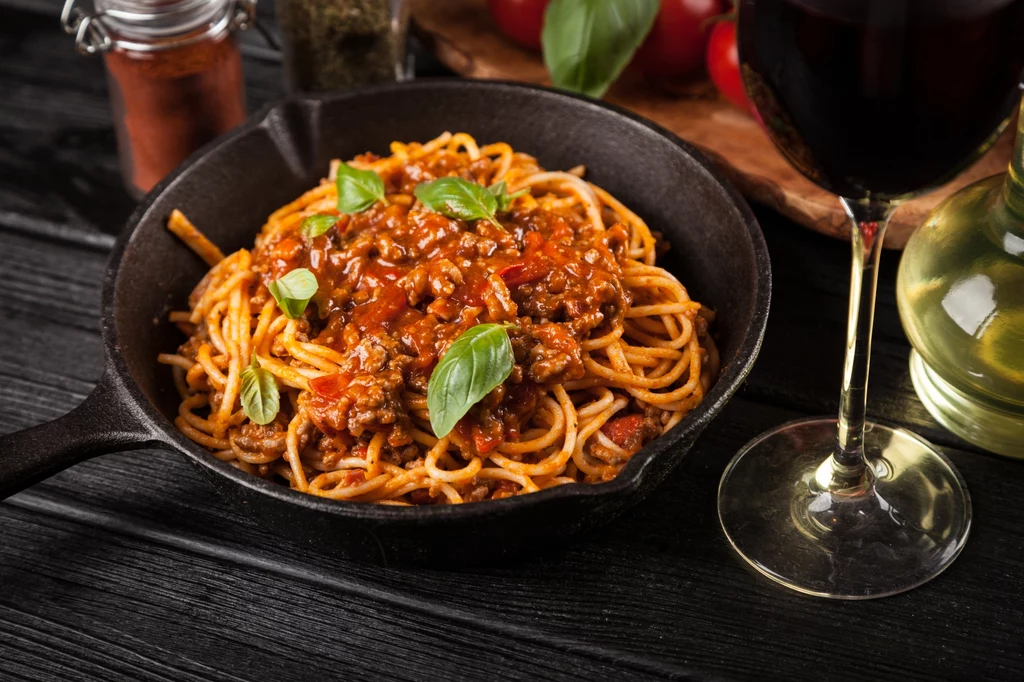 Spaghetti po bolońsku nie istnieje. W Boloni sos ragu podaje się z makaronem tagliatelle