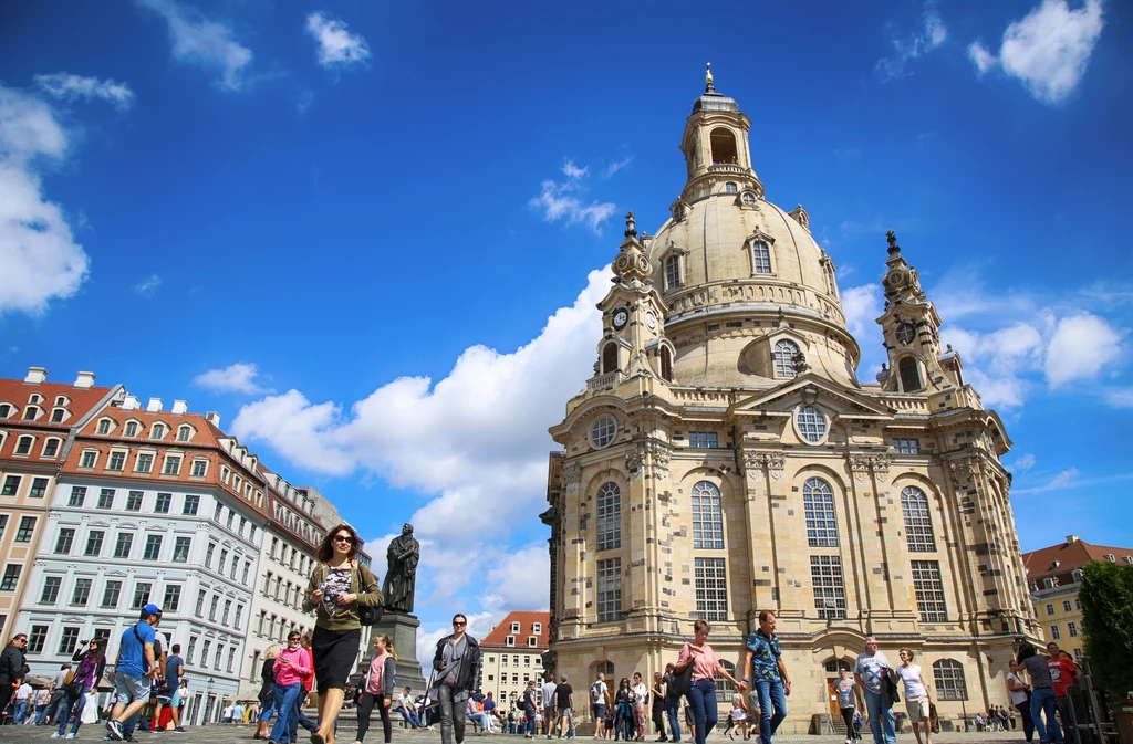 Liczne kawiarnie i restauracje przyciągają turystów na plac Neuemarkt