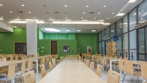 Podwyżki pensji otrzymają m.in. pomoce kuchenne pracujące w szkołach. 