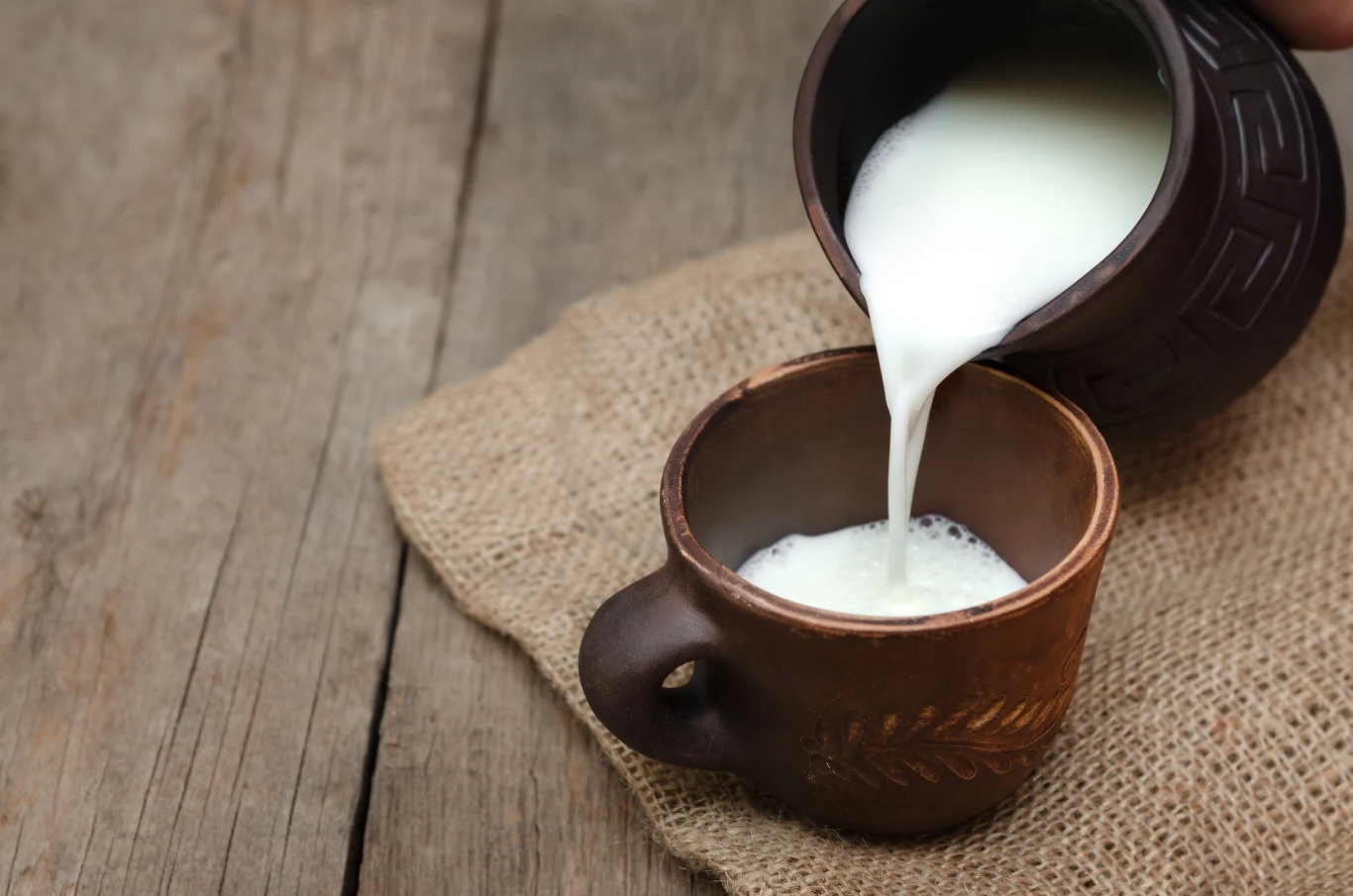 Maślanka nałożona na oczyszczoną skórę optycznie ją rozjaśnia i jest świetnym elementem łączącym poszczególne składniki maseczki wygładzającej