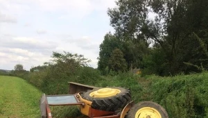 Ciągnik rolniczy spadł ze skarpy w gminie Krynice