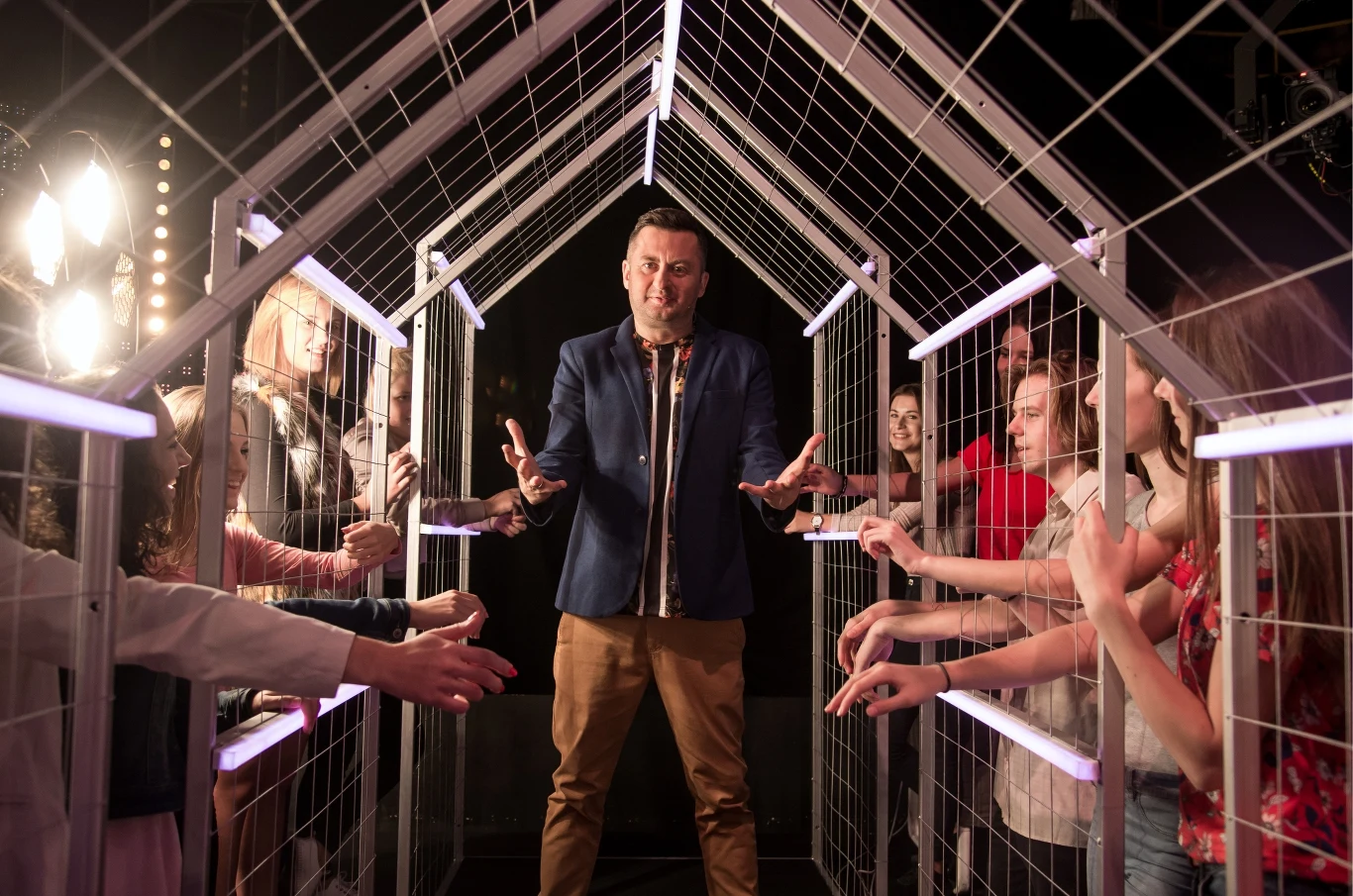 Program ukazywał się będzie w trzech odsłonach: od poniedziałku do piątku jako teleturniej muzyczny z udziałem nowych przebojowych zawodników, w soboty zobaczymy bitwy na hity, których bohaterami będą dwie dwuosobowe drużyny, natomiast w niedziele widzowie będą mogli kibicować celebrytom w ich muzycznych starciach.