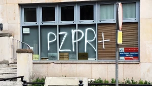 Podobne napisy pojawiły się w tym czasie m. in. na oknie w Biurze Poselskim Mariusza Błaszczaka, Jarosława Krajewskiego i Andrzeja Melaka