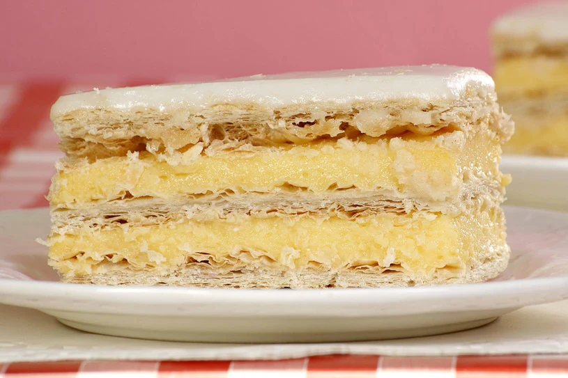 Kremówkę przygotowywano na początku z trzech płatów ciasta, a krem wzbogacony był o owoce