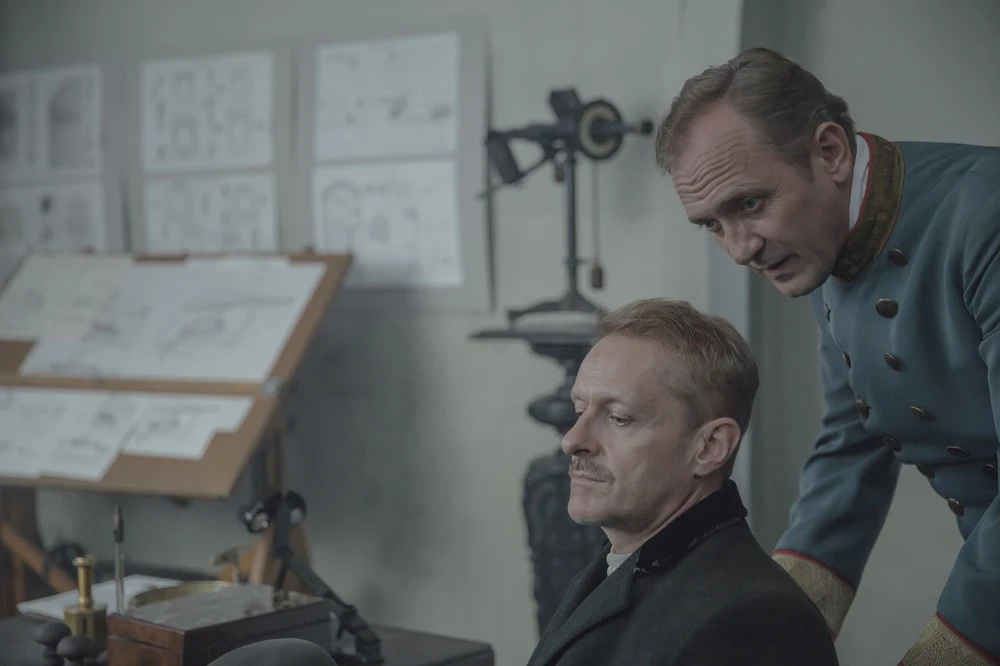 Doktor znajduje pracę w zaborze austriackim, w wojskowej twierdzy dowodzonej przez komendanta (Andrzej Chyra). Poza oficjalną praktyką, na własną rękę ponownie zaczyna prowadzić coraz dziwniejsze eksperymenty: na żywych i na umarłych. Obsesyjnie doskonali swoją wiedzę o eterze pozwalającym manipulować bólem, pożądaniem i wolą poddanych mu ludzi. Jaką cenę przyjdzie mu zapłacić za próbę zawładnięcia ludzkim umysłem? 