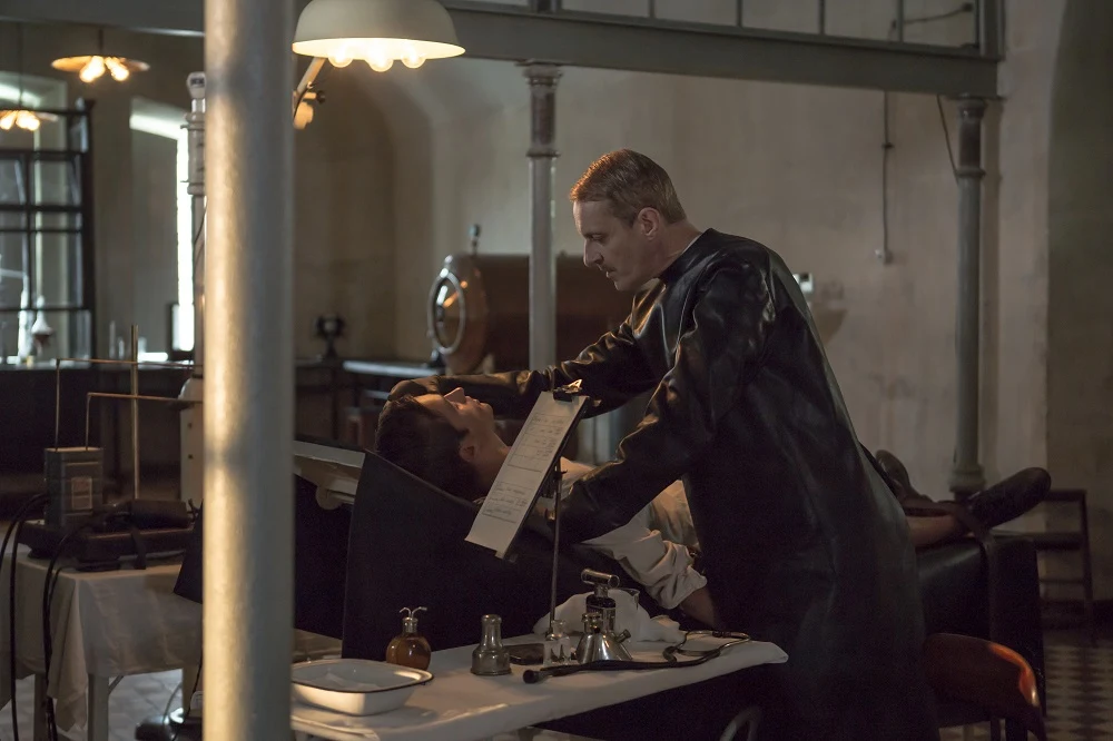 30 listopada na ekrany polskich kin trafi najnowszy film Krzysztofa Zanussiego "Eter".  W głównych rolach zobaczymy Jacka Poniedziałka i Andrzeja Chyrę.