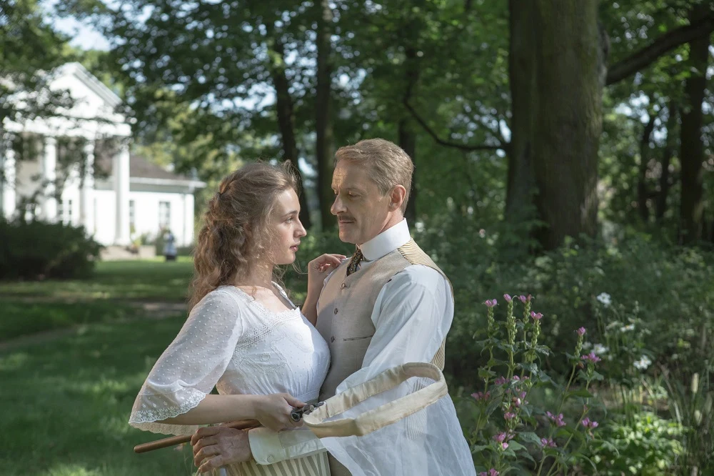 W filmie znalazła się międzynarodowa obsada: obok Jacka Poniedziałka i Andrzeja Chyry na ekranie zobaczymy: Zsolta Laszlo, Ostapa Vakulyuka, Małgorzatę Pritulak i Marię Ryaboshapkę. 

Za montaż odpowiada Milenia Fiedler, laureatka Orła Polskiej Nagrody Filmowej za film "Weiser" i gdyńskich Złotych Lwów ("Weiser" i "Czas zdrady").  Joanna Macha, scenografka filmu, to laureatka Orła i Złoty Lew za "Wenecję". Autorką kostiumów jest Katarzyna Lewińska, ubiegłoroczna laureatka Europejskiej Nagrody Filmowej za "Pokot" (ale również Złotych Lwów za "W ciemności", "Sponsoring" i "Boisko bezdomnych"). 