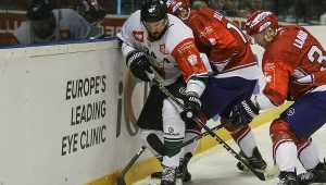 Hokeista GKS Tychy Radosław Galant (L) i Teemu Tallberg (2L) oraz Aleksi Laakso (P) z IFK Helsinki