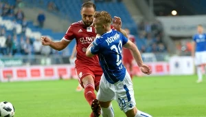 Piłkarz Lecha Poznań Kamil Jóźwiak (P) faulowany przez Toma Hateleya (L) z Piasta Gliwice. Po tej akcji arbiter podyktował rzut karny dla "Kolejorza"