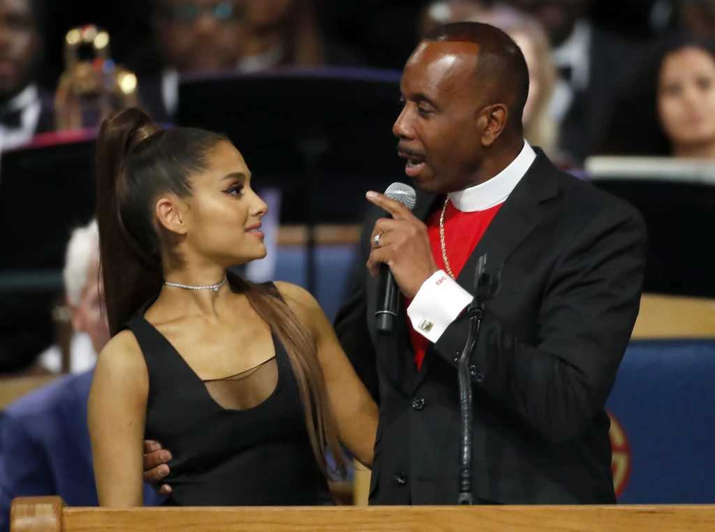 Ariana Grande i biskup Charles H. Ellis III na pogrzebie Arethy Franklin