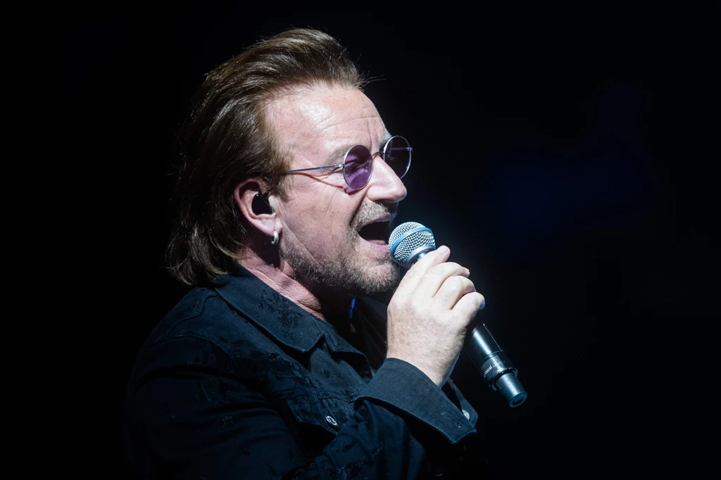 Bono (U2) podczas pierwszego koncertu w Berlinie