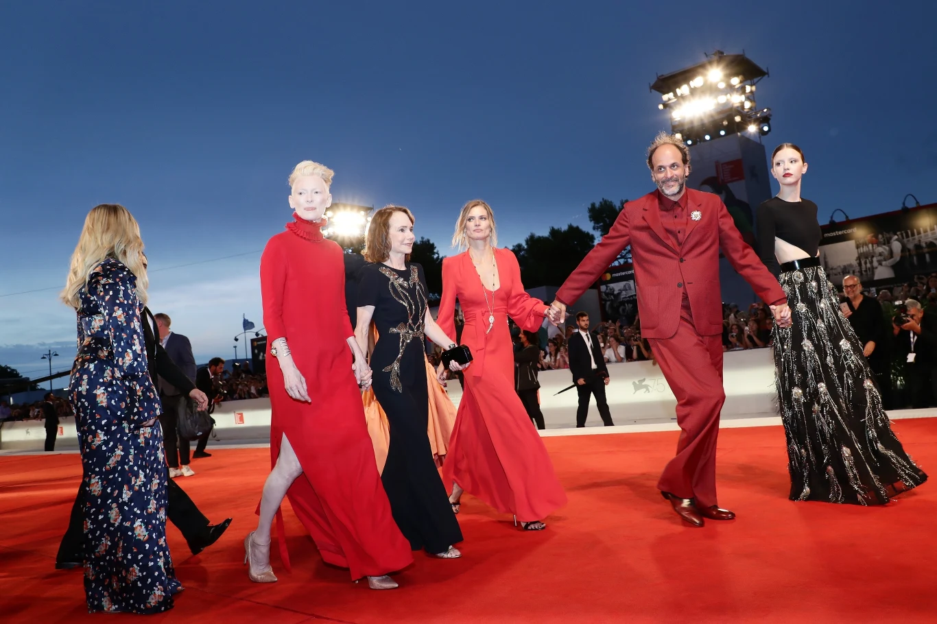 Główne role w "Suspirii" przypadły w udziale Dakocie Johnson i Tilddzie Swinton. Na ekranie zobaczymy również znaną oryginalnej "Suspirii" - Jessikę Harper oraz plejadę gwiazd młodego pokolenia: Chloe Grace Moretz ("Kick-Ass"), Mię Goth ("Lekarstwo na życie") oraz Belę.