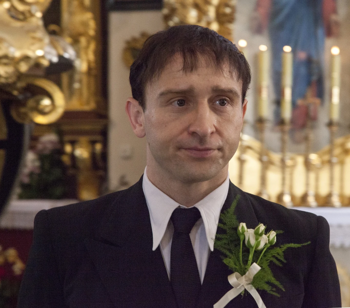 Na premierę czeka film "Nigdy tu już nie wrócę", w którym Szyc wcielił się w legendarnego reżysera teatralnego, twórcy teatru Cricot 2 Tadeusza Kantora.

Charakteryzacja sprawia, że aktora znów trudno rozpoznać. - Gdy się "rozmalowuję", śmiejemy się, że to jest tak zwany aktor trędowaty: oddaję nos, oczy, zęby... Uszy także mam doklejane. Także jest wesoło. Charakteryzacja czasami trwa nawet 3 godziny - Szyc mówił w rozmowie z RMF FM.

Aktor przyznał jednocześnie, że tak naprawdę to nie wygląd, a coś zupełnie innego było dla niego ogromnym wyzwaniem. - Wychowywałem się w kulcie Tadeusza Kantora i to spotkanie z legendą jest trudne. Moja mama studiowała w Krakowie na Akademii Sztuk Pięknych i legitymację do Krzysztoforów miała podpisaną przez samego Kantora. To była taka "relikwia" trzymana w domu. Rzeczywiście od dziecka byłem pod ogromnym wrażeniem tego, co robił Tadeusz Kantor - przyznał Szyc.