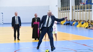 Wicepremier, minister nauki i szkolnictwa wyższego Jarosław Gowin (C) podczas wojewódzkiego rozpoczęcia roku szkolnego w Powiatowym Zespole Szkół nr 4 im. Jakuba Wejhera w Wejherowie