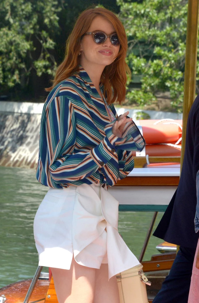 Emma Stone w letniej stylizacji-szortach i pasiastej koszuli 
