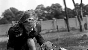 W pierwszych dniach września 1939 r. niewinni cywile ginęli przede wszystkim w wyniku ataków Luftwaffe. Na zdjęciu 12-letnia Kazimiera Mika nad zwłokami swojej siostry Andzi, zabitej podczas niemieckiego nalotu. Zdjęcie wykonał amerykański fotograf Julien Bryan.