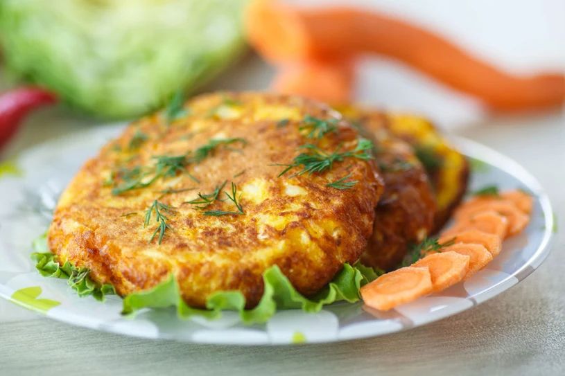 Kotlety siekane najlepiej smakują z sosem oraz surówką Kotlety siekane najlepiej smakują z sosem oraz surówką