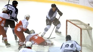 Robin Maly (u góry) strzela gola dla Automatyki