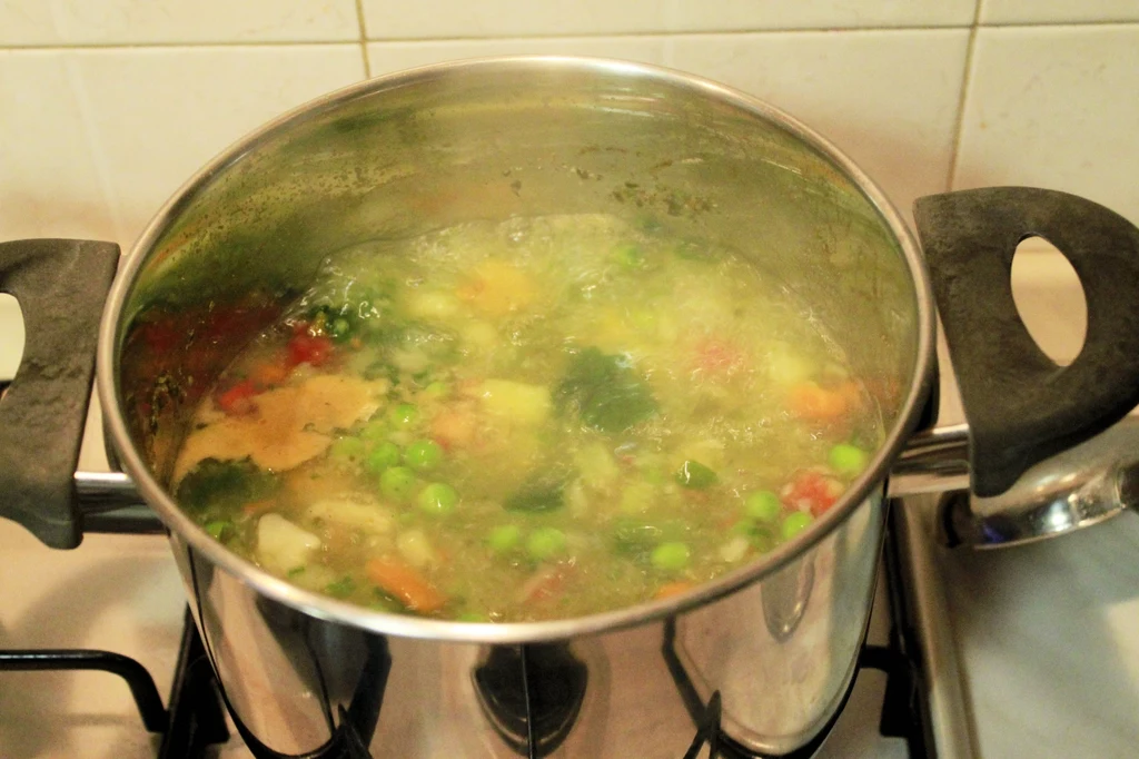 Zupę można zagęścić ziemniakami lub startą cukinią