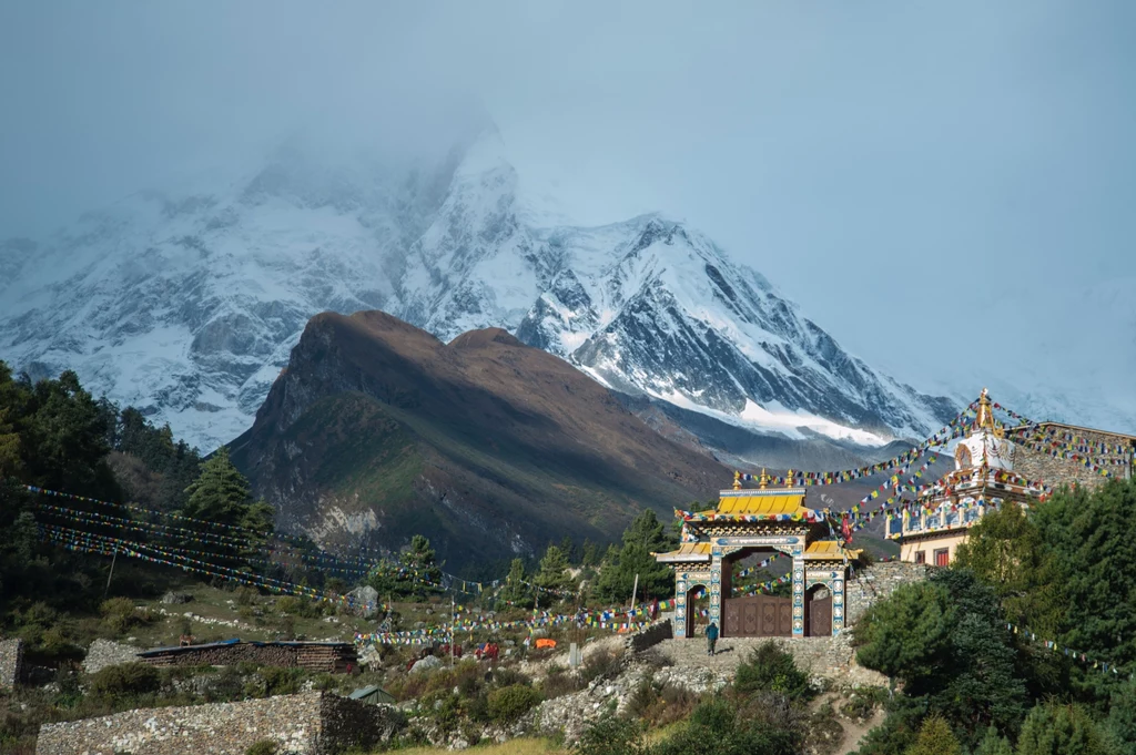 Szczyt Manaslu, nazywany przez miejscowych Górą Ducha, leży w Nepalu, w masywie Himalajów