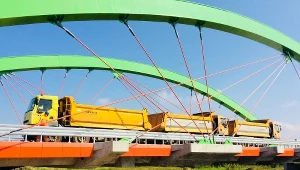 6 ciężarówek o łącznej masie niemal 200 ton sprawdzało wytrzymałość nowego mostu w Warcie