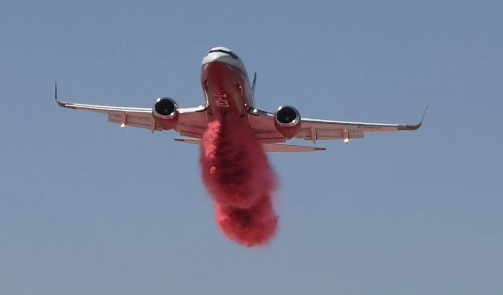 Boeing 737-300 zrzuca środek gaśniczy