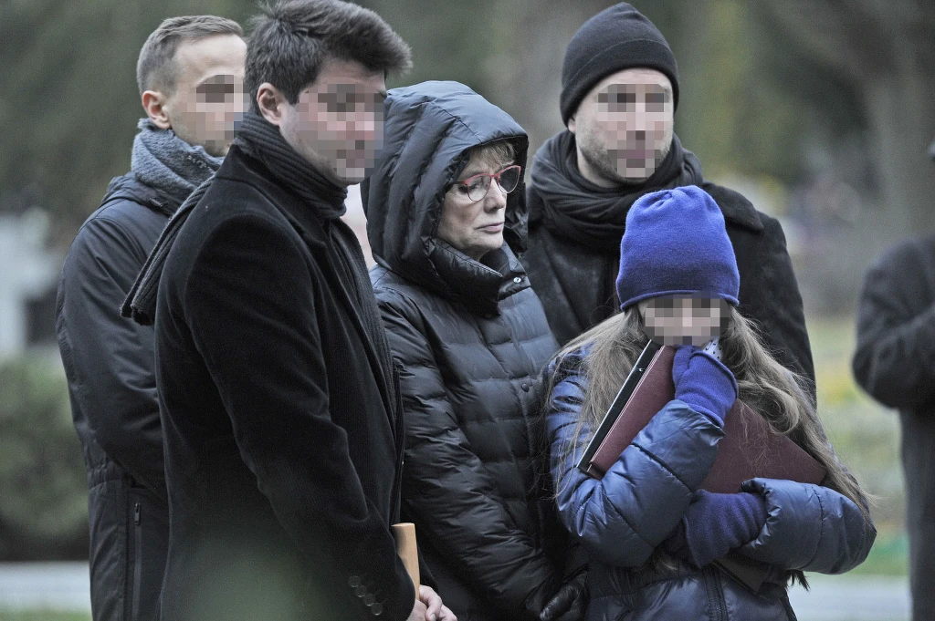 Monika Sołubianka z rodziną na pogrzebie Władysława Kowalskiego, listopad 2017 rok Monika Sołubianka z rodziną na pogrzebie Władysława Kowalskiego, listopad 2017 rok